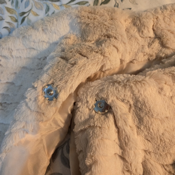 Rewind Faux Fur Button Closure Wrap Vest Size Large - Picture 10 of 16